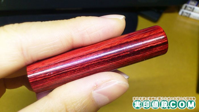 ハンコマンの彩樺印鑑の全体の木目模様