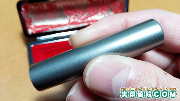 はんこプレミアムのチタン印鑑の握り心地