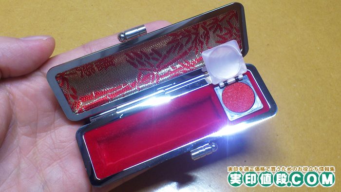 はんこプレミアムのチタン印鑑に無料で付いてきた印鑑ケースの中身