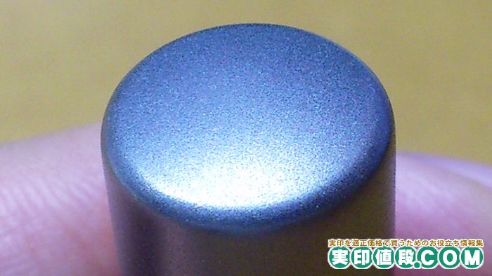 はんこプレミアムのチタン印鑑の材質感