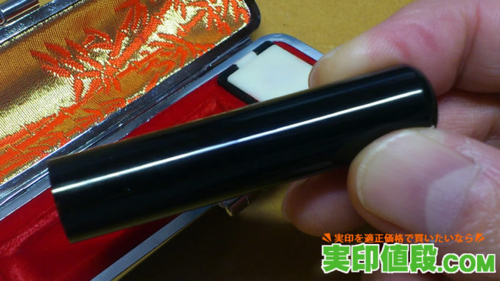 黒水牛の漆黒色の光沢感の有無を確認する