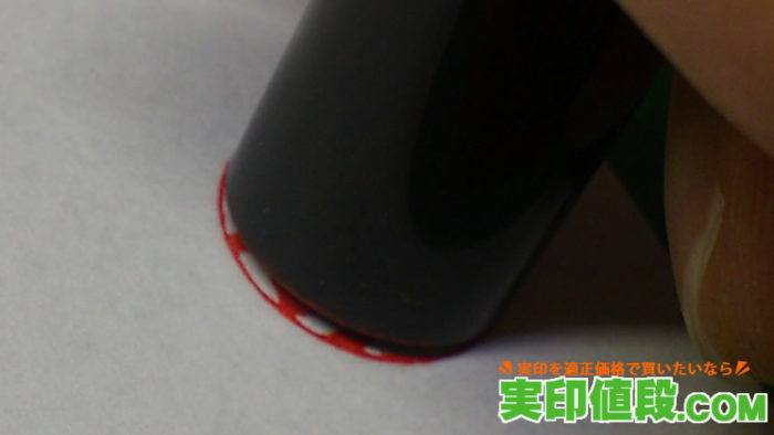 黒水牛印鑑の捺印時の印影が鮮明さを確認する